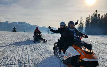 Cracovia: Excursión de un día en moto de nieve y baños termales de Zakopane