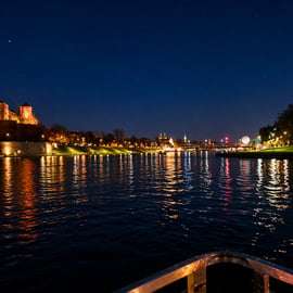 Cracovia: crucero al atardecer y de noche en un barco tradicional de madera