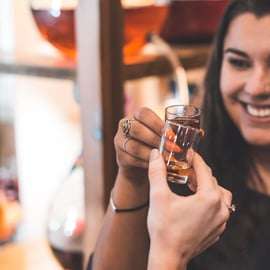 Cracóvia: Tour guiado de vodca com degustação de comidas e bebidas