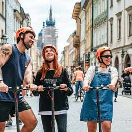 Cracovia: Visita guiada de la ciudad en E-Scooter con degustación de comida