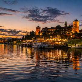 Cracovia: crucero al atardecer y de noche en un barco tradicional de madera