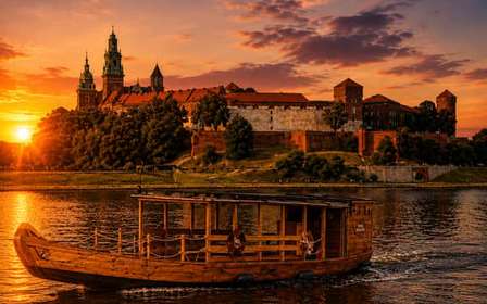 Cracovia: crucero al atardecer y de noche en un barco tradicional de madera