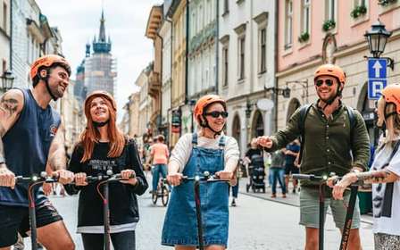 Cracovia: Visita guiada de la ciudad en E-Scooter con degustación de comida