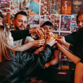 Cracovia: ruta de bares durante el día con 30 minutos de barra libre y karaoke