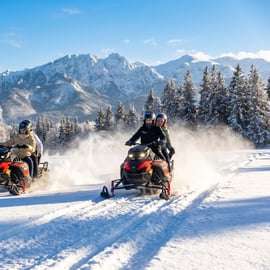 Cracóvia: passeio em Zakopane com motos de neve, fogueira e fontes termais
