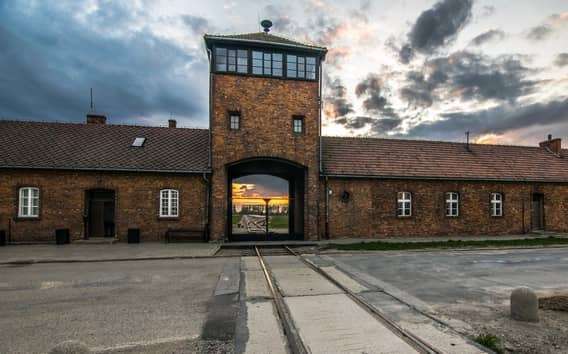 Cracovia: Tour guidato di Auschwitz-Birkenau con prelievo e pranzo