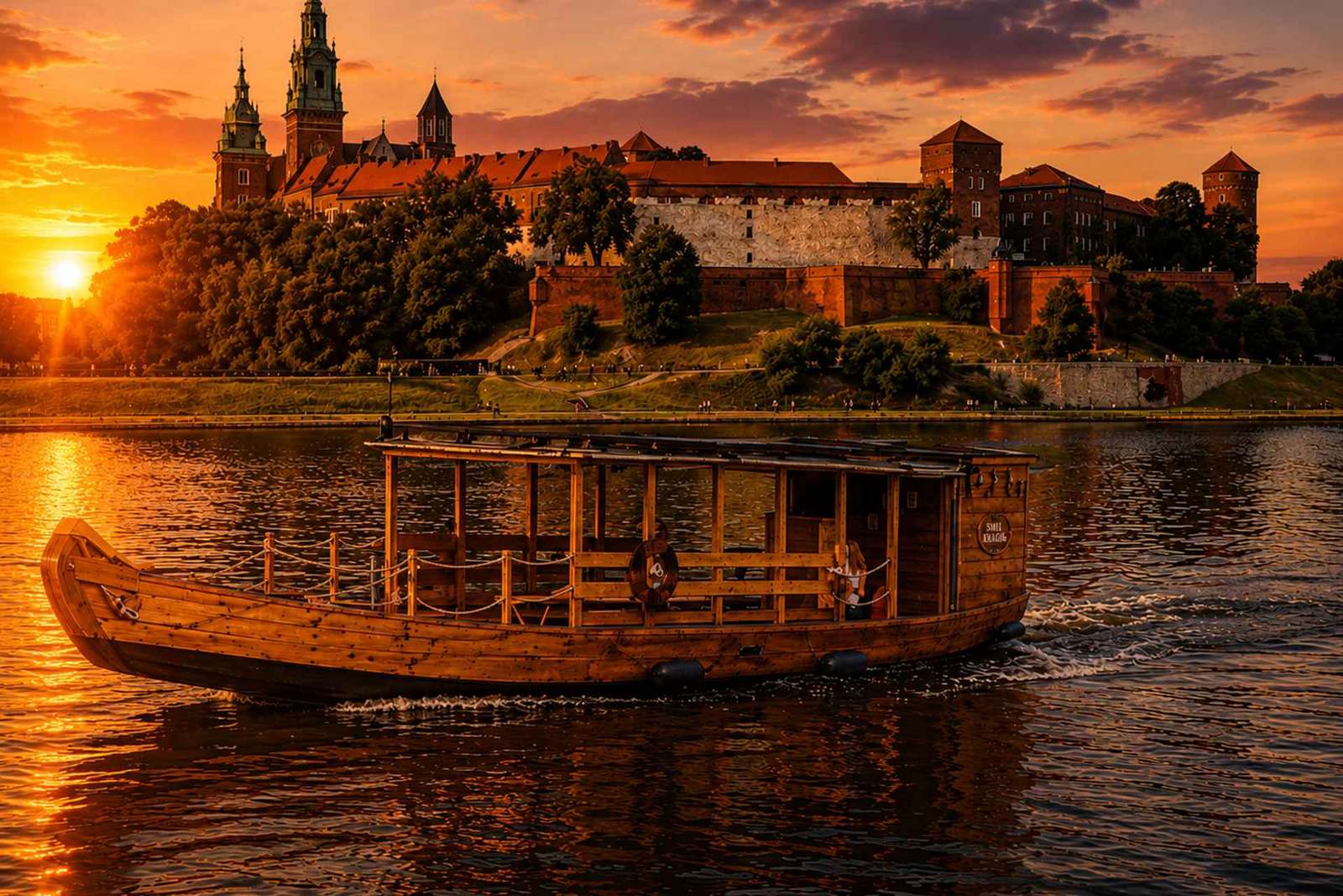 Cracovia: crucero al atardecer y de noche en un barco tradicional de madera