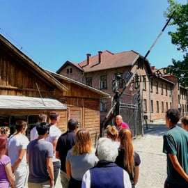 Cracóvia: Visita guiada a Auschwitz com serviço de busca e almoço opcional