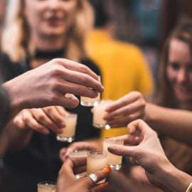 Cracóvia: Tour guiado de vodca com degustação de comidas e bebidas