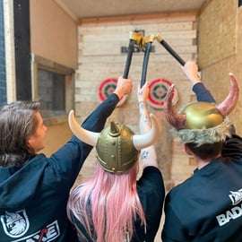 Cracóvia: Diversão com o lançamento de machados
