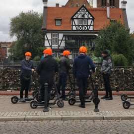 Tour in scooter elettrico: Tour della città vecchia - 2 ore di magia!