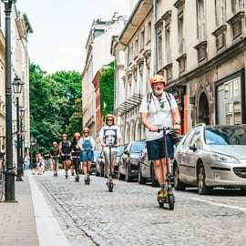 Cracovia: Visita guiada de la ciudad en E-Scooter con degustación de comida